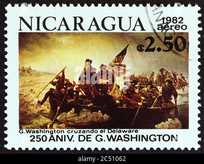 NICARAGUA - VERS 1982 : un timbre imprimé au Nicaragua montre Washington traversant le Delaware, vers 1982. Banque D'Images