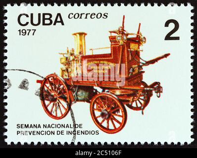 CUBA - VERS 1977: Un timbre imprimé à Cuba dans le numéro de la semaine de prévention des incendies montre un moteur à incendie tiré par des chevaux, vers 1977. Banque D'Images