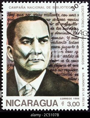 NICARAGUA - VERS 1986: Un timbre imprimé au Nicaragua des bibliothèques nationales. Le numéro des auteurs d'Amérique latine montre Salomon de la Selva (1893-1959) Banque D'Images