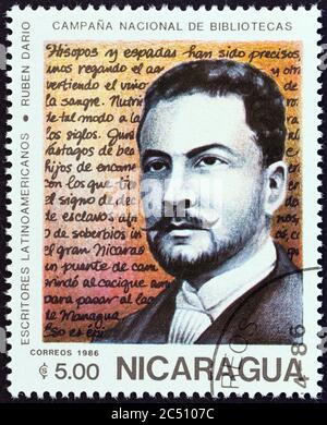 NICARAGUA - VERS 1986: Un timbre imprimé au Nicaragua des bibliothèques nationales. Le numéro des auteurs d'Amérique latine montre Ruben Dario (1867-1916) Banque D'Images