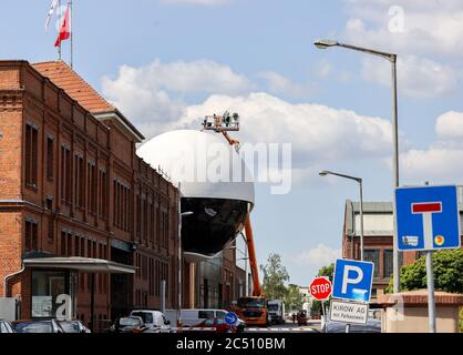 Leipzig, Allemagne. 23 juin 2020. Les nettoyeurs de fenêtres nettoient les fenêtres de la « sphère Niemeyer » dans les locaux du fabricant de grues traditionnelles Kirow. Selon la société, la sphère en béton de 12 mètres est l'un des derniers dessins de l'architecte vedette brésilien Niemeyer. La sphère devrait être ouverte au public - comme une extension de la cantine de Kirow. Il doit également être utilisé comme lieu d'événement. Un bon 350 employés travaillent sur le site pour le fabricant de grues Kirow et sa société sœur, le constructeur de tramways Heiterblick GmbH. Crédit : Jan Woitas/dpa-Zentralbild/dpa/Alay Live News Banque D'Images