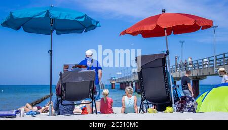 Zingst, Allemagne. 24 juin 2020. Vacanciers dans la station balnéaire de Zingst. Les hôtels, les maisons d'hôtes et les sites de camping dans les régions touristiques de Mecklembourg-Poméranie-Occidentale sont actuellement très bien utilisés. Credit: Jens Büttner/dpa-Zentralbild/ZB/dpa/Alay Live News Banque D'Images