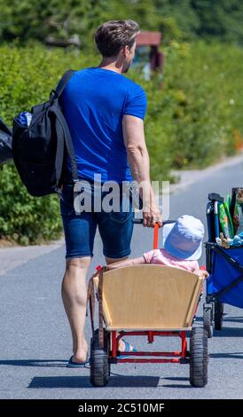 Zingst, Allemagne. 24 juin 2020. Vacanciers dans la station balnéaire de Zingst. Les hôtels, les maisons d'hôtes et les sites de camping dans les régions touristiques de Mecklembourg-Poméranie-Occidentale sont actuellement très bien utilisés. Credit: Jens Büttner/dpa-Zentralbild/ZB/dpa/Alay Live News Banque D'Images