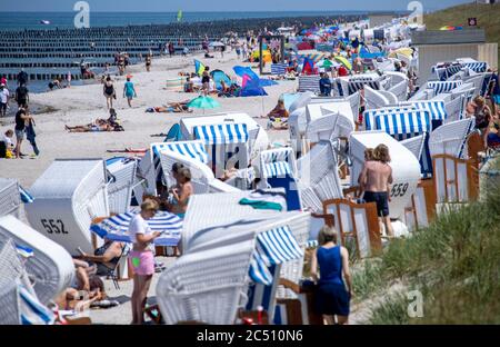 Zingst, Allemagne. 24 juin 2020. La plage de la mer Baltique près de la jetée est bien visitée. Les hôtels, les maisons d'hôtes et les sites de camping dans les régions touristiques de Mecklembourg-Poméranie-Occidentale sont actuellement très occupés. Credit: Jens Büttner/dpa-Zentralbild/ZB/dpa/Alay Live News Banque D'Images