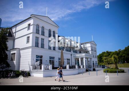 Zingst, Allemagne. 24 juin 2020. Un hôtel directement sur la promenade de la plage. Les hôtels, les maisons d'hôtes et les sites de camping dans les régions touristiques de Mecklembourg-Poméranie-Occidentale sont actuellement très bien utilisés. Credit: Jens Büttner/dpa-Zentralbild/ZB/dpa/Alay Live News Banque D'Images