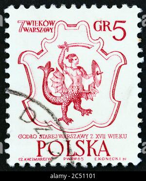 POLOGNE - VERS 1965 : un timbre imprimé en Pologne du numéro du 700e anniversaire de Varsovie montre les armes du XVIIe siècle de Varsovie, vers 1965. Banque D'Images