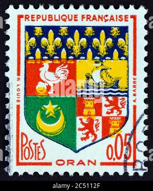 FRANCE - VERS 1960 : un timbre imprimé en France dans le numéro « Arms of French Towns » montre les armoiries d'Oran, vers 1960. Banque D'Images