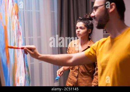 Une équipe d'artistes qui a inspiré les travaux de peinture en studio. Peinture d'art moderne sur toile, création, contemporain et succès artiste de beaux-arts dessinant chef-d'œuvre Banque D'Images