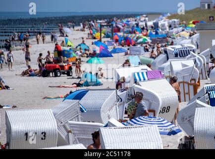 Zingst, Allemagne. 24 juin 2020. La plage de la mer Baltique près de la jetée est bien visitée. Les hôtels, les maisons d'hôtes et les sites de camping dans les régions touristiques de Mecklembourg-Poméranie-Occidentale sont actuellement très occupés. Credit: Jens Büttner/dpa-Zentralbild/ZB/dpa/Alay Live News Banque D'Images