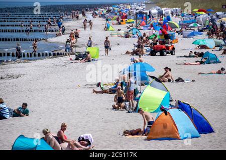 Zingst, Allemagne. 24 juin 2020. La plage de la mer Baltique près de la jetée est bien visitée. Les hôtels, les maisons d'hôtes et les sites de camping dans les régions touristiques de Mecklembourg-Poméranie-Occidentale sont actuellement très occupés. Credit: Jens Büttner/dpa-Zentralbild/ZB/dpa/Alay Live News Banque D'Images