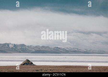 Lac Namtso, lac sacré au Tibet, en hiver. Banque D'Images