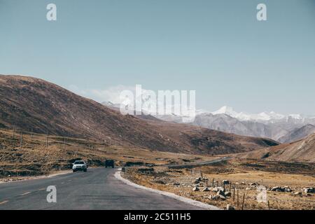 Une autoroute au Tibet, en Chine. Banque D'Images