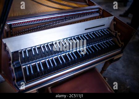 22 juin 2020, Mecklembourg-Poméranie occidentale, Rostock: La reconstruction d'un clavecin après Michael Mietke à partir de 1710 du Palais Berlin-Charlottenburg peut être vu dans l'atelier "instruments historiques de clavier - Johann-Gottfried Schmidt". Fondée en 2003, la société est principalement active dans la construction d'instruments de musique et emploie trois personnes. Dans la petite entreprise, les instruments tels que la poitrine et les petits organes, les clavecins, les spinettes, les virginals et les clavicordes écoles de construction allemandes et italiennes sont faits comme des pièces uniques. Photo: Jens Büttner/dpa-Zentralbild/ Banque D'Images