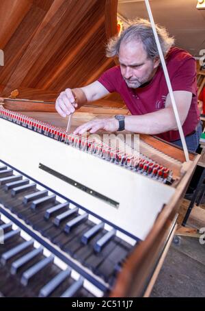 22 juin 2020, Mecklembourg-Poméranie occidentale, Rostock: Le fabricant d'instruments Johann-Gottfried Schmidt travaille sur une réplique d'un clavecin après Michael Mietke de 1710 du Palais Berlin-Charlottenburg dans l'atelier "instruments historiques de clavier - Johann-Gottfried Schmidt". Fondée en 2003, la société est principalement active dans la construction d'instruments de musique et emploie trois personnes. Dans la petite entreprise, les instruments tels que la poitrine et les petits organes, les clavecins, les spinettes, les virginals et les clavicordes écoles de construction allemandes et italiennes sont faits comme des pièces uniques. P Banque D'Images