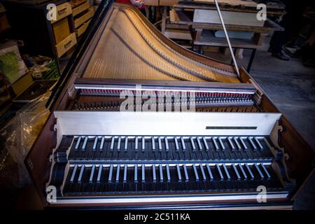 22 juin 2020, Mecklembourg-Poméranie occidentale, Rostock: La reconstruction d'un clavecin après Michael Mietke à partir de 1710 du Palais Berlin-Charlottenburg peut être vu dans l'atelier "instruments historiques de clavier - Johann-Gottfried Schmidt". Fondée en 2003, la société est principalement active dans la construction d'instruments de musique et emploie trois personnes. Dans la petite entreprise, les instruments tels que la poitrine et les petits organes, les clavecins, les spinettes, les virginals et les clavicordes écoles de construction allemandes et italiennes sont faits comme des pièces uniques. Photo: Jens Büttner/dpa-Zentralbild/ Banque D'Images