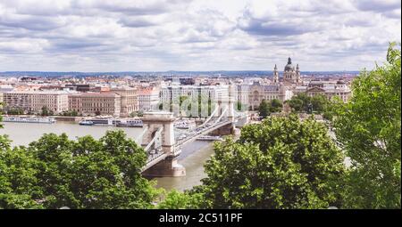 Pont en chaîne sur le Danube à Budapest. Hongrie. Paysage urbain panorama avec vieux bâtiments Banque D'Images