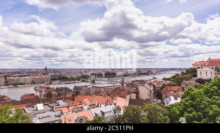 Pont en chaîne sur le Danube à Budapest. Hongrie. Paysage urbain panorama avec vieux bâtiments Banque D'Images