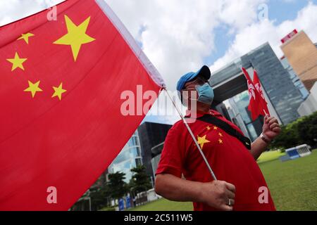 Hong Kong, Chine. 30 juin 2020. Les partisans de Pékin posent avec les drapeaux nationaux de la Chine lors d'un rassemblement pour célébrer l'adoption d'une loi sur la sécurité nationale le 30 juin 2020 à Hong Kong, Chine. Beijing a adopté la loi controversée sur la sécurité nationale qui menacera l'autonomie des villes et les libertés politiques (Credit image: © May JamesZUMA Wire) Banque D'Images