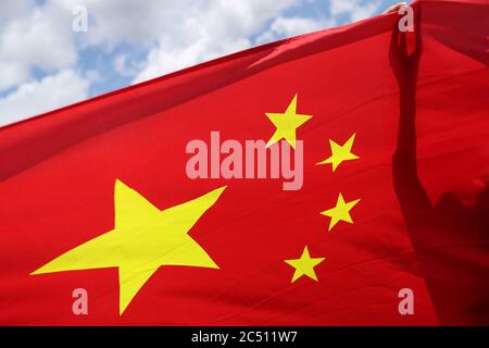 Hong Kong, Chine. 30 juin 2020. Un partisan pro-Beijing tenant un drapeau national de la Chine lors d'un rassemblement pour célébrer l'adoption d'une loi de sécurité nationale le 30 juin 2020 à Hong Kong, Chine. Beijing a adopté la loi controversée sur la sécurité nationale qui menacera l'autonomie des villes et les libertés politiques (Credit image: © May JamesZUMA Wire) Banque D'Images