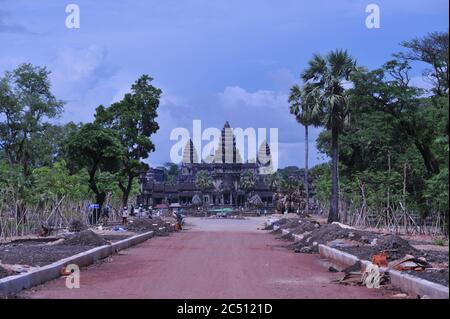 Pendant la pandémie du coronavirus, Angkor Wat est déserté. Alors que le temple vide attend le retour des touristes, le gouvernement cambodgien construit une nouvelle route à l'ouest de la ruine. Parc archéologique d'Angkor, province de Siem Reap, Cambodge. 16 juin 2020. © Kraig Lieb Banque D'Images