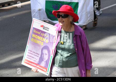 Une dame participe à la marche de la Journée internationale de la femme à Sydney pour « défendre les droits des femmes ». Banque D'Images