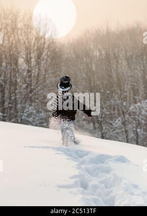 joies de l'hiver, le garçon joue dehors en hiver Banque D'Images