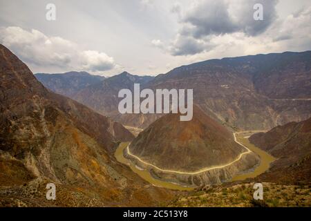 Virage en fer à cheval sur la rivière Jinsha, dans le Yunnan, en Chine. Banque D'Images