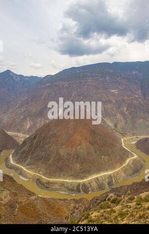 Virage en fer à cheval sur la rivière Jinsha, dans le Yunnan, en Chine. Banque D'Images