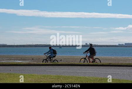 Brisbane, Australie. 30 juin 2020. Deux cyclistes profitent d'une journée ensoleillée sur le Bayside au milieu de la crise Covid-19.le Premier ministre du Queensland, Annastacia Palaszczuk, participe à une réunion du cabinet de l'État le mardi 30 juin pour annoncer une réouverture possible de la frontière et des recommandations sanitaires. (Photo de Flo Rols/Pacific Press) crédit: Agence de presse du Pacifique/Alamy Live News Banque D'Images