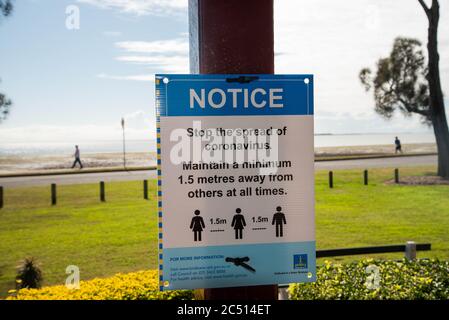 Brisbane, Australie. 30 juin 2020. Deux piétons marchent à une distance proche d'un panneau avertissant le public sur la distance sociale au milieu de la pandémie de Covid-19.le premier ministre du Queensland, Annastacia Palaszczuk, participe à une réunion du cabinet de l'État le mardi 30 juin pour annoncer une réouverture possible de la frontière et des recommandations sanitaires. (Photo de Flo Rols/Pacific Press) crédit: Agence de presse du Pacifique/Alamy Live News Banque D'Images