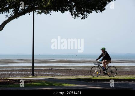 Brisbane, Australie. 30 juin 2020. Un cycliste bénéficie d'une journée ensoleillée sur le Bayside au milieu de Covid-19 crisisQueensland le premier ministre Annastacia Palaszczuk participe à une réunion du cabinet d'un État le mardi 30 juin pour annoncer une réouverture possible de la frontière et des recommandations sanitaires. (Photo de Flo Rols/Pacific Press) crédit: Agence de presse du Pacifique/Alamy Live News Banque D'Images