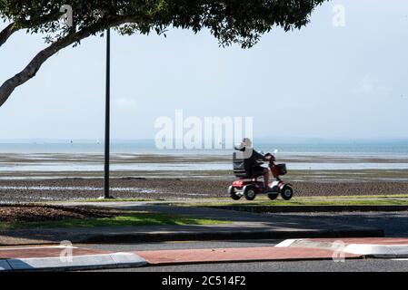 Brisbane, Australie. 30 juin 2020. Un homme fait un scooter et profite d'une journée ensoleillée sur le Bayside au milieu de Covid-19 crisisQueensland le premier ministre Annastacia Palaszczuk participe à une réunion du cabinet d'État le mardi 30 juin pour annoncer une réouverture possible de la frontière et des recommandations sanitaires. (Photo de Flo Rols/Pacific Press) crédit: Agence de presse du Pacifique/Alamy Live News Banque D'Images
