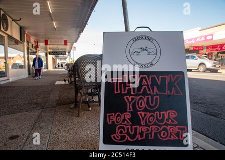 Brisbane, Australie. 30 juin 2020. Un café affiche un panneau indiquant « Merci de votre soutien » dans un contexte de crise Covid-19.le Premier ministre du Queensland, Annastacia Palaszczuk, participe à une réunion du cabinet de l'État le mardi 30 juin pour annoncer une réouverture possible de la frontière et des recommandations sanitaires. (Photo de Flo Rols/Pacific Press) crédit: Agence de presse du Pacifique/Alamy Live News Banque D'Images