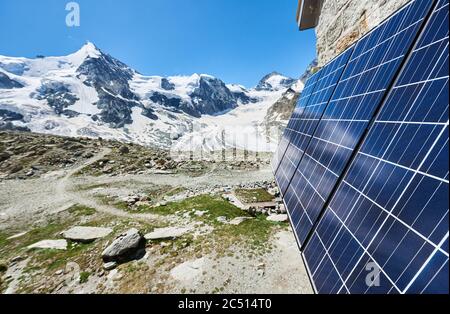 Gros plan de la perspective des modules solaires installés sur les murs de la cabane alpine dans les Alpes suisses comme source alternative d'énergie, concept d'écologie verte Banque D'Images