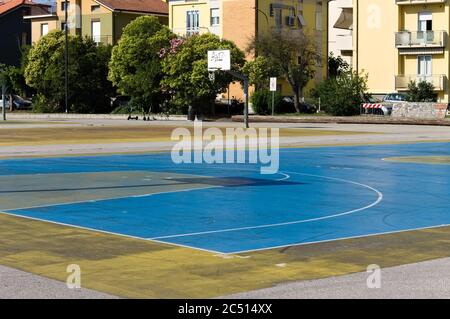 Ombre d'un panier de basket-ball sur un terrain de jeu coloré (Pesaro, Italie, Europe) Banque D'Images