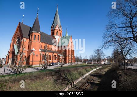 L'église Sankt Petri Kyrka ou Saint Peter à côté de la ligne de métro à Västervik (Vastervik) en Suède. Ciel bleu Banque D'Images