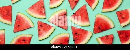 Composition avec tranches de pastèque fraîches sur fond de menthe, vue du dessus Banque D'Images