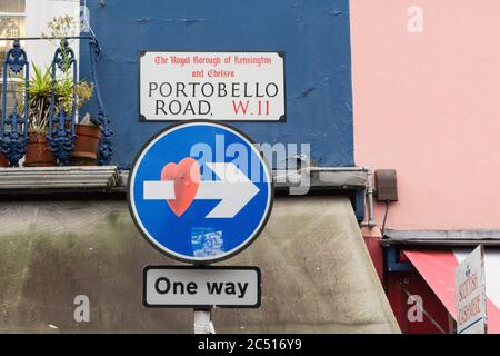 Gros plan sur le panneau de rue Portobello Road et les graffitis de Clet Abraham, Royal Borough of Kensington and Chelsea, Londres, Royaume-Uni Banque D'Images