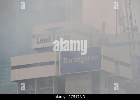 Couvertures de fumée le chantier de construction de Barangaroo à Sydney, qui est exploité par Lend Lease. Banque D'Images