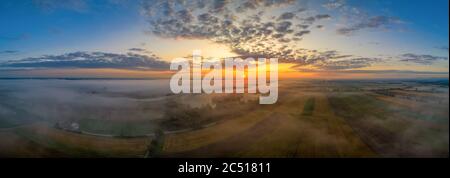 Belle matinée avec un brouillard qui s'élève sur une vue panoramique sur le champ au lever du soleil pure nature. Banque D'Images