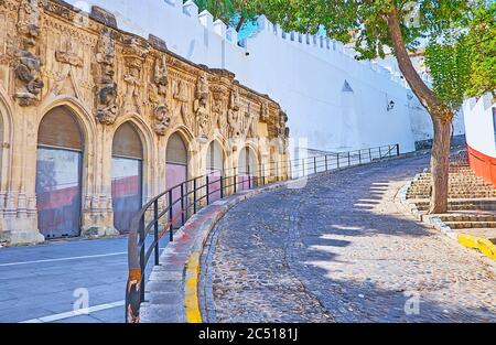 Le gothique sculpté Las Covachas étals historiques du marché, construit dans le mur de la Médina Sidonia Palais Ducal, Sanlucar, Espagne Banque D'Images