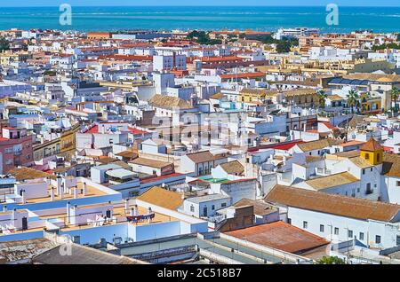 Vue aérienne de la vieille ville de Sanlucar avec maisons blanches, toits de tuiles et l'embouchure du fleuve Guadalquivir sur fond, Espagne Banque D'Images