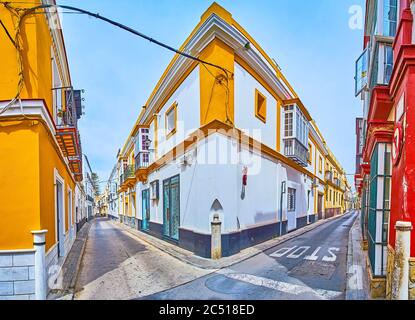 Panorama de l'ancien quartier vivant, situé à Casco Historico (vieille ville), avec des rues étroites, des édifices colorés avec des balcons en bois, Sanlucar, Espagne Banque D'Images