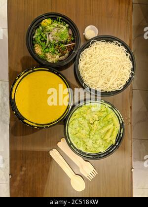 Khowsuey, cuisine birmane. Soupe de nouilles faite de nouilles aux œufs et de bœuf au curry ou de poulet au lait de coco, servie avec une variété de condiments contrastés Banque D'Images