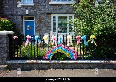 Signalisation de vertu avec rubans colorés sur les rails à l'extérieur d'une maison de classe moyenne à Castletown, île de Man Banque D'Images