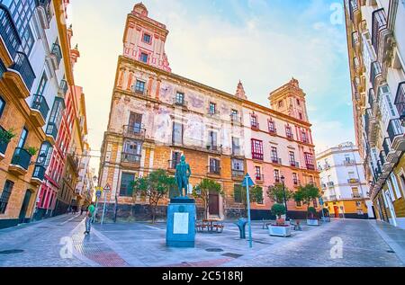 La place Plaza Arguelles avec la Maison historique des quatre Tours (Casa de las Cuatro Torres) et le monument Francisco de Miranda, Cadix, Espagne Banque D'Images