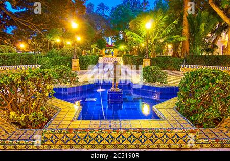 Le jardin Alameda Apodaca est décoré de statues, de monuments commémoratifs, de fontaines, de lanternes anciennes, d'alcôves et de tilling andalou, Cadix, Espagne Banque D'Images