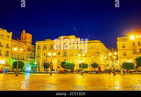 CADIX, ESPAGNE - 22 SEPTEMBRE 2019 : passez la soirée sur la place lumineuse de la Plaza de San Antonio, bordée d'édifices historiques et de streetlig vintage Banque D'Images