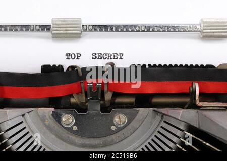 Machine à écrire vintage le texte TOP SECRET sur la feuille blanche Banque D'Images
