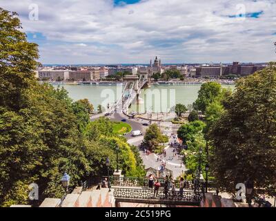 Pont en chaîne sur le Danube à Budapest. Hongrie. Paysage urbain panorama avec vieux bâtiments Banque D'Images